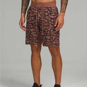 lululemon athletica Men's Brown Patterned Athletic Shorts